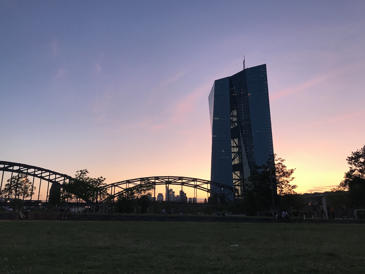 Sunset behind the European Central Bank in Frankfurt am Main, Germany. Photo by @twsbanter