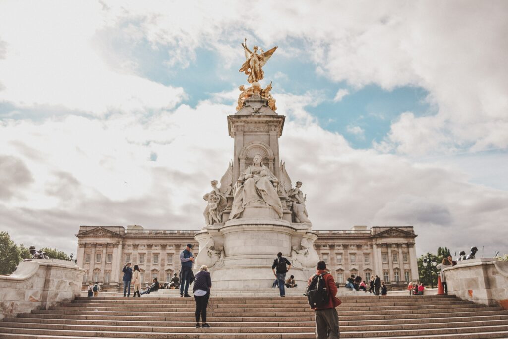 palace-statue-london