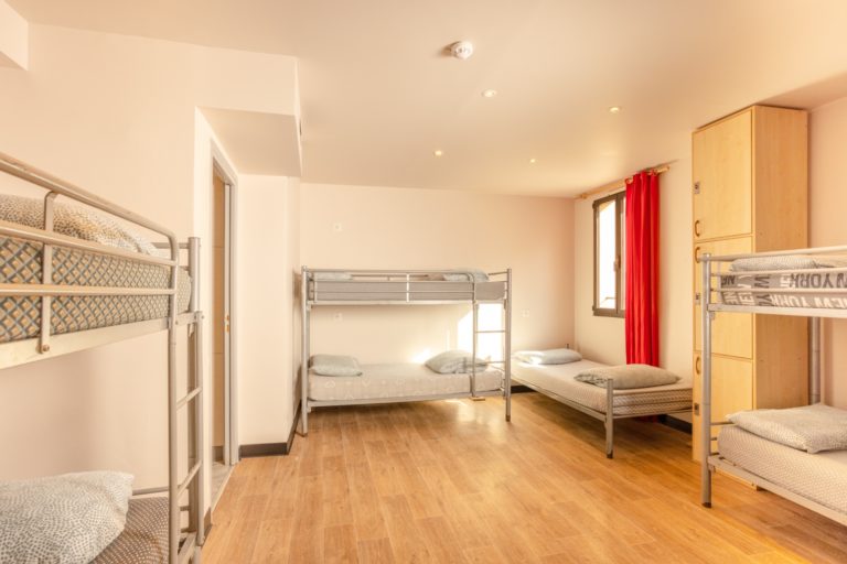 Modern and clean 7 bed dorm room accommodation at a hostel in Nice, France. Villahostels