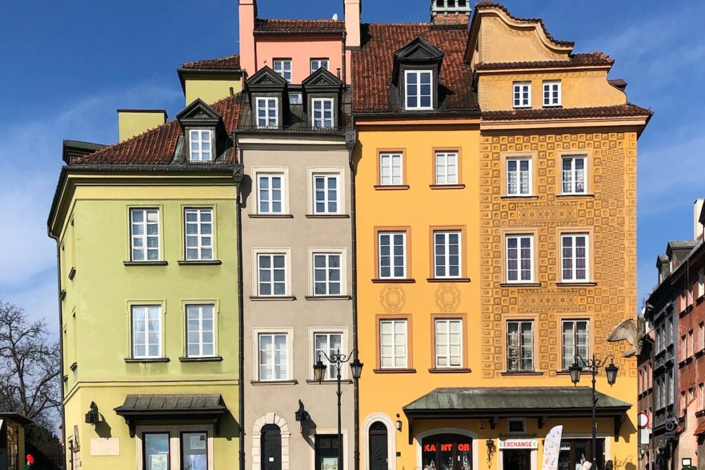 warsaw-old-town-colorful-buildings